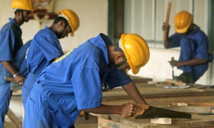 藍(lán)色工作服定制的應(yīng)用